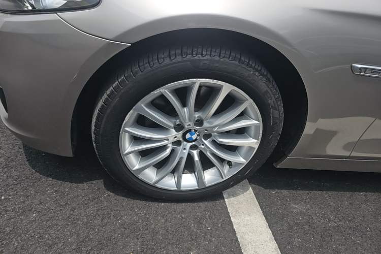 Used BMW 5 Series 2014 525Li Luxury Design Package Left Front Wheel Hub