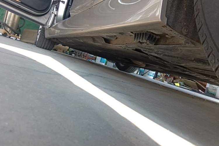 Used BMW 5 Series 2014 525Li Luxury Design Package Left Side Sill