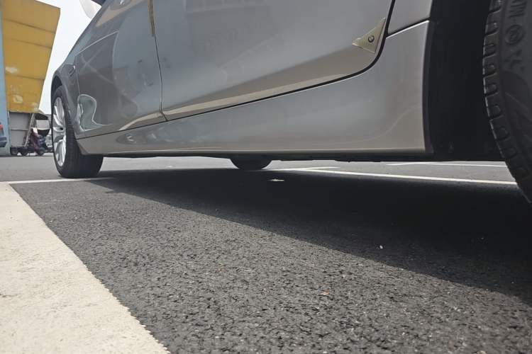 Used BMW 5 Series 2014 525Li Luxury Design Package Left Side Sill