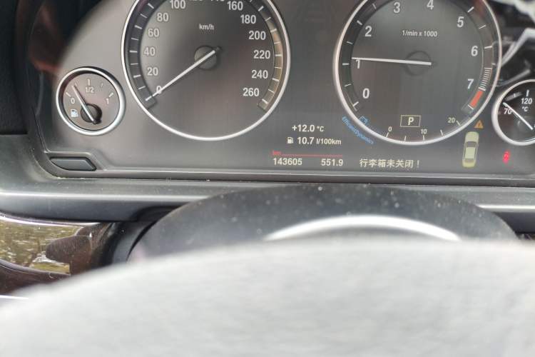 Used BMW 5 Series 2014 528Li Leading Model Odometer Close Up