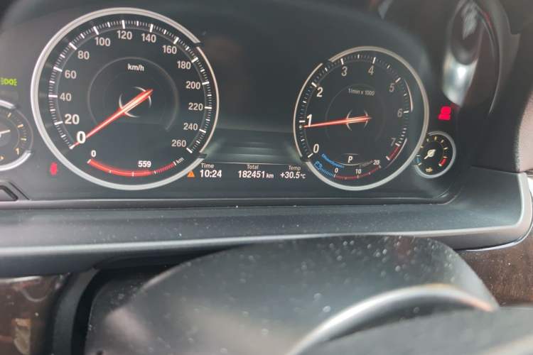 Used BMW 5 Series 2014 525Li Leading Model Odometer Close Up