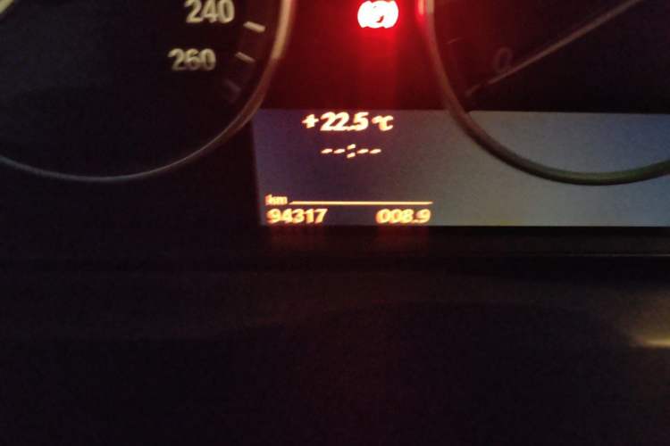 Used BMW 5 Series 2014 520Li Elegant Model Odometer Close Up