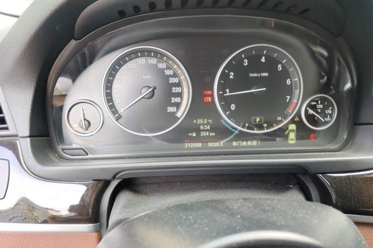 Used BMW 5 Series 2014 528Li Leading Model Odometer Close Up