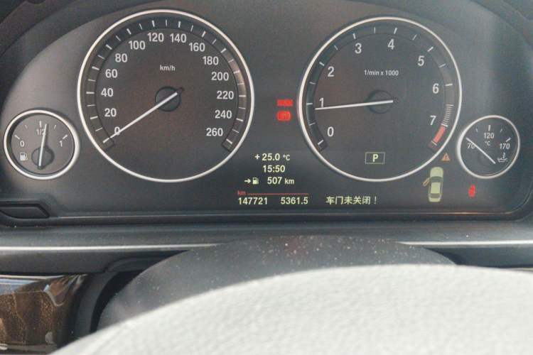 Used BMW 5 Series 2014 525Li Leading Model Odometer Close Up