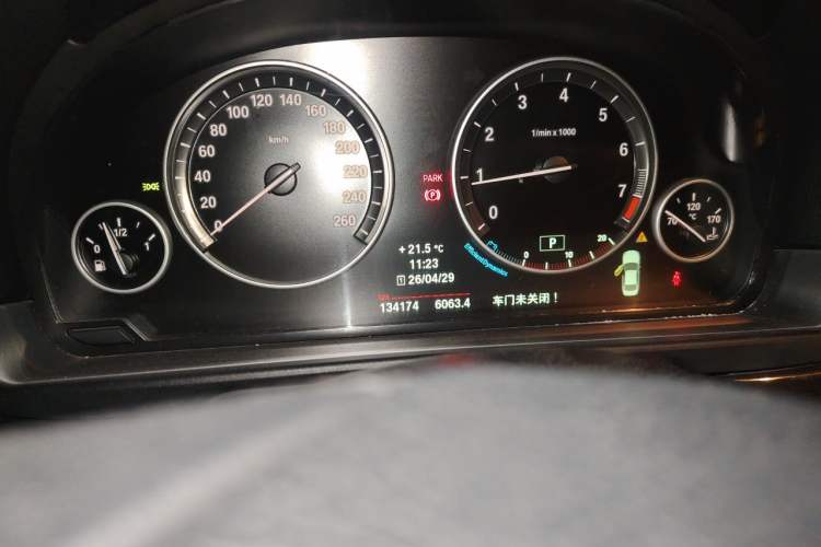 Used BMW 5 Series 2014 520Li Elegant Model Odometer Close Up
