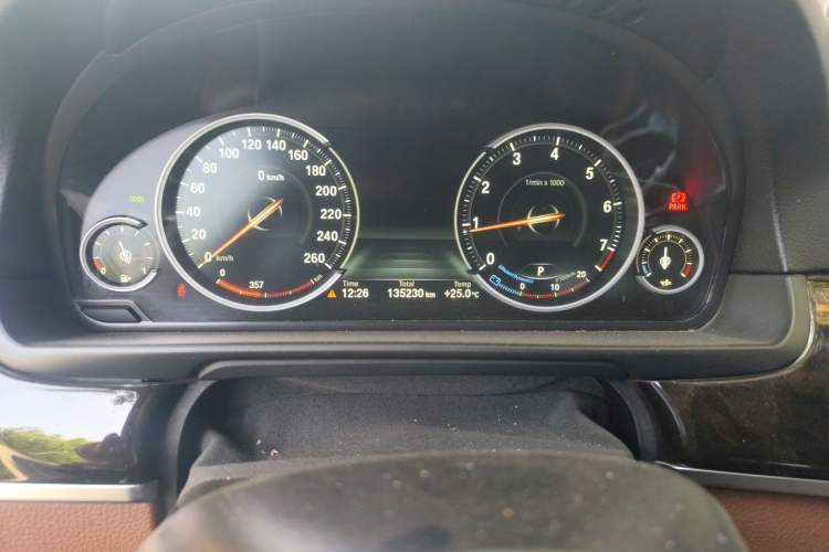 Used BMW 5 Series 2014 525Li Leading Model Odometer Close Up