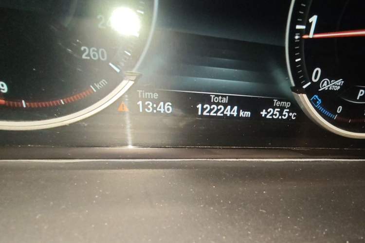 Used BMW 5 Series 2014 525Li Luxury Design Package Odometer Close Up