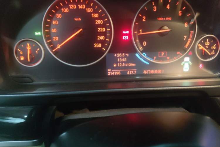 Used BMW 5 Series 2014 525Li Leading Model Odometer Close Up