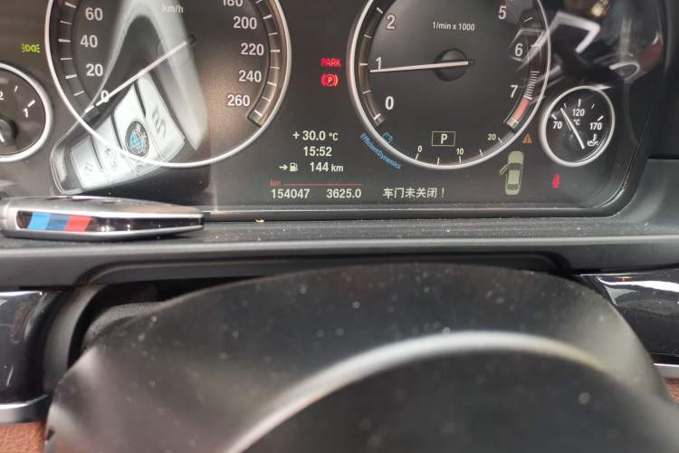 Used BMW 5 Series 2014 520Li Elegant Model Odometer Close Up