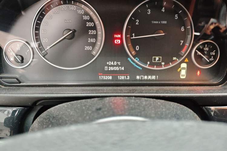 Used BMW 5 Series 2014 520Li Elegant Model Odometer Close Up