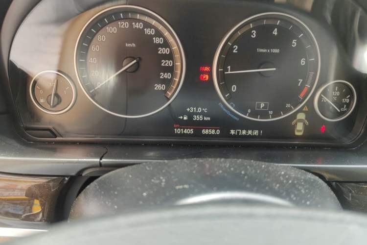 Used BMW 5 Series 2014 525Li Leading Model Odometer Close Up