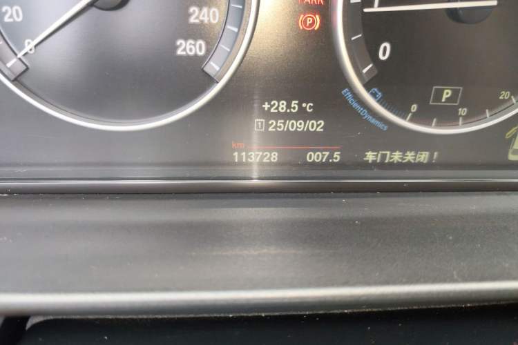 Used BMW 5 Series 2014 520Li Elegant Model Odometer Close Up