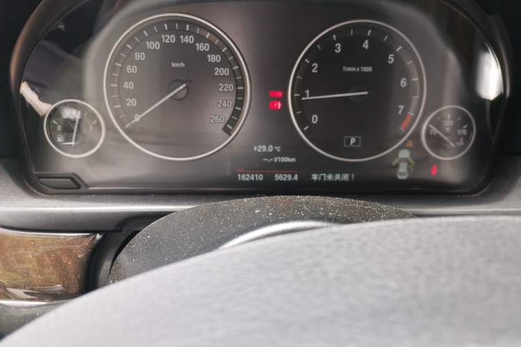 Used BMW 5 Series 2014 528Li Leading Model Odometer Close Up