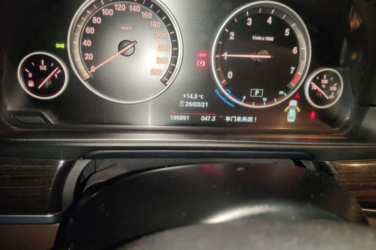 Used BMW 5 Series 2014 525Li Luxury Design Package Odometer Close Up
