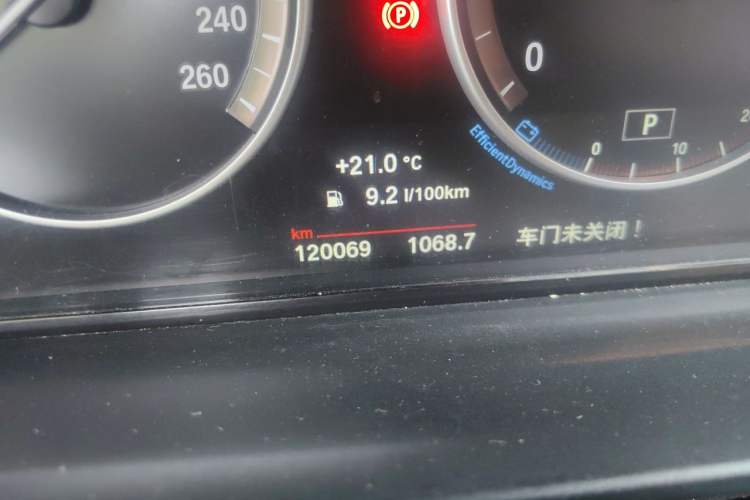 Used BMW 5 Series 2014 525Li Leading Model Odometer Close Up