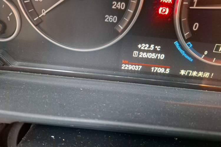 Used BMW 5 Series 2014 525Li Luxury Design Package Odometer Close Up