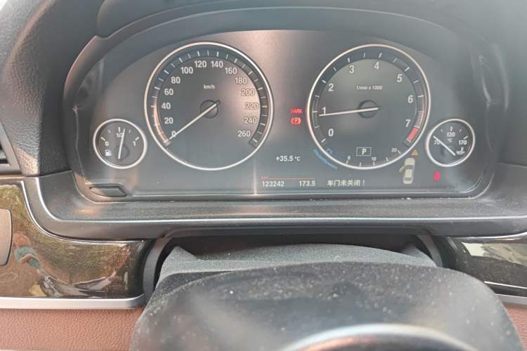 Used BMW 5 Series 2014 525Li Leading Model Odometer Close Up
