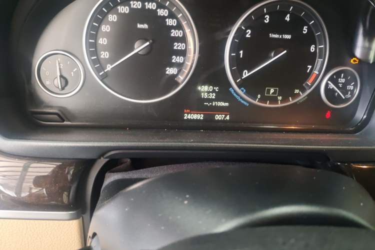 Used BMW 5 Series 2014 535Li Leading Model Odometer Close Up