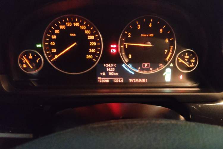 Used BMW 5 Series 2014 520Li Elegant Model Odometer Close Up