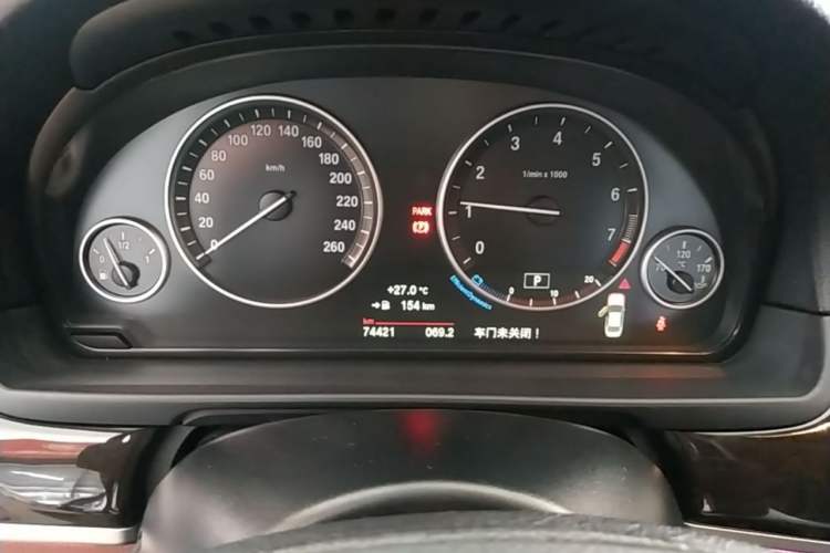 Used BMW 5 Series 2014 525Li Leading Model Odometer Close Up