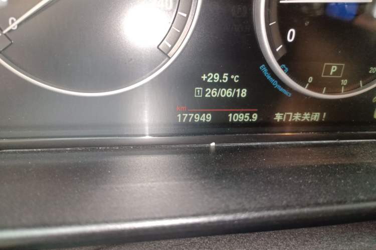 Used BMW 5 Series 2014 525Li Leading Model Odometer Close Up