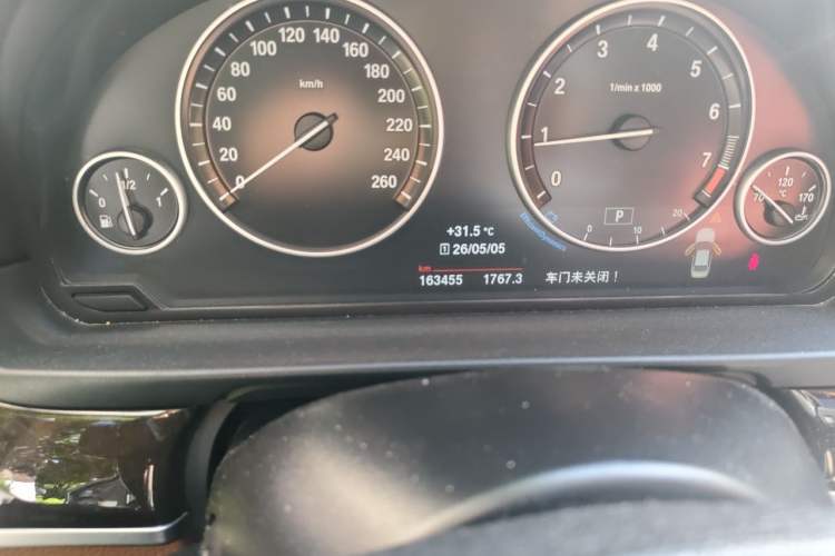 Used BMW 5 Series 2014 525Li Leading Model Odometer Close Up