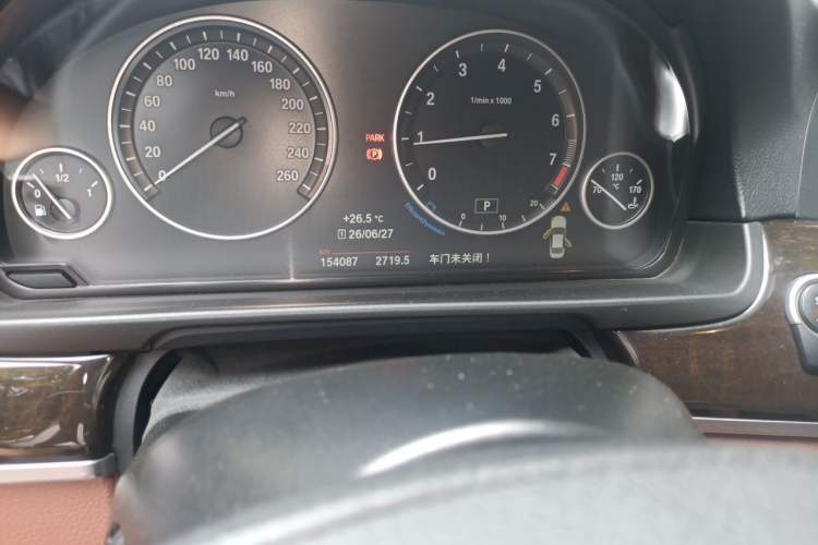 Used BMW 5 Series 2014 525Li Leading Model Odometer Close Up