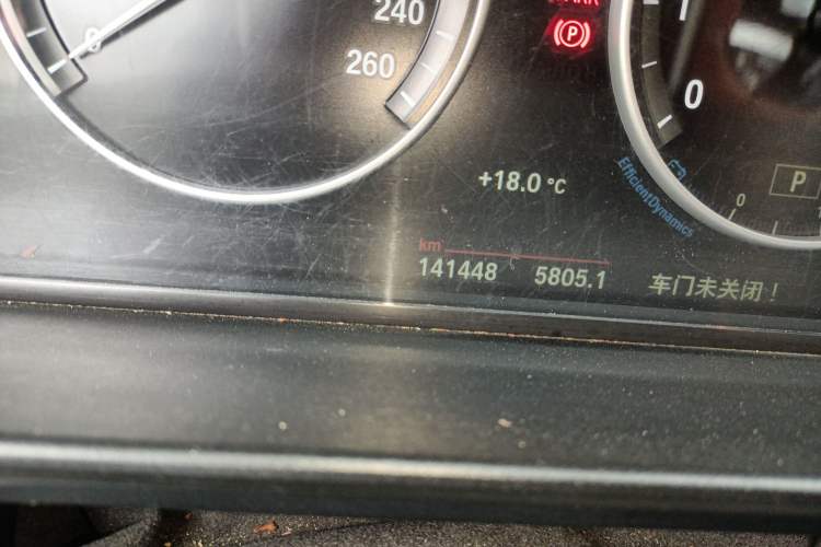 Used BMW 5 Series 2014 520Li Elegant Model Odometer Close Up