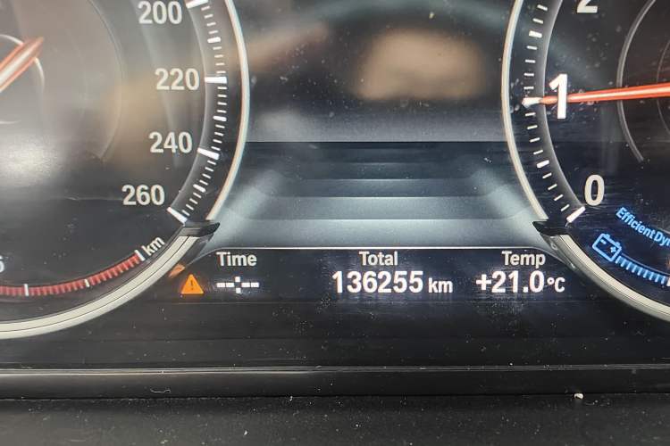Used BMW 5 Series 2014 525Li Leading Model Odometer Close Up