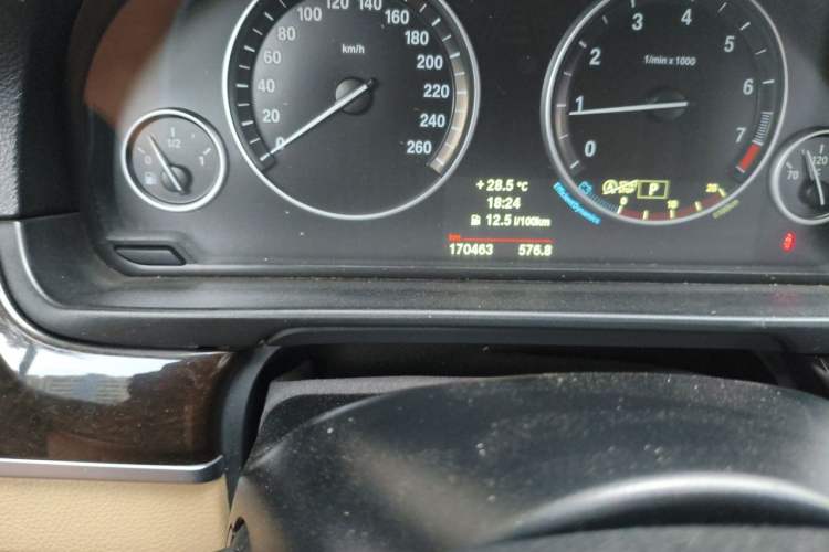 Used BMW 5 Series 2014 525Li Leading Model Odometer Close Up