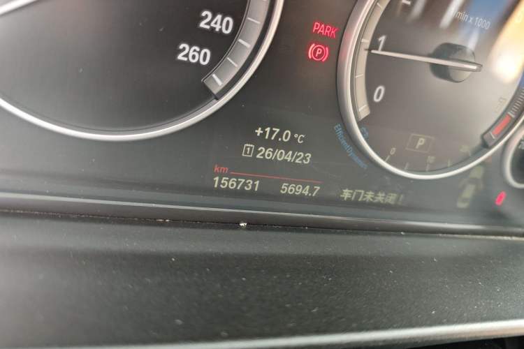 Used BMW 5 Series 2014 525Li Leading Model Odometer Close Up