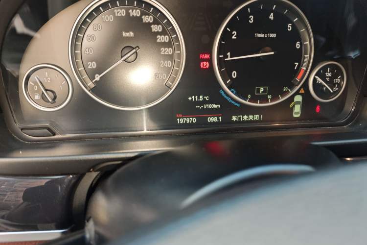 Used BMW 5 Series 2014 520Li Elegant Model Odometer Close Up