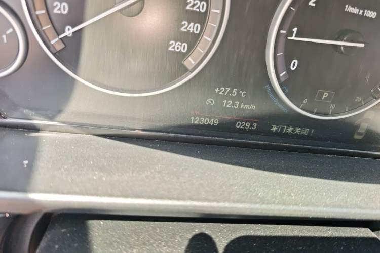 Used BMW 5 Series 2014 520Li Elegant Model Odometer Close Up