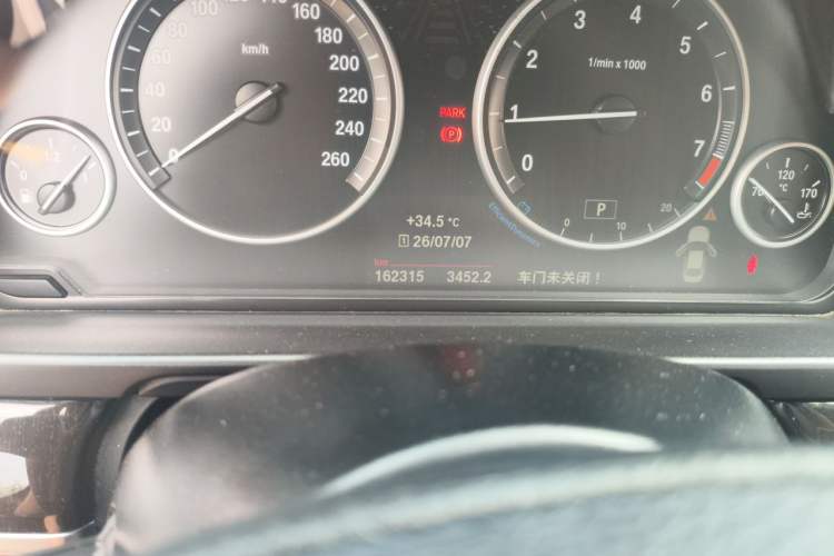 Used BMW 5 Series 2014 525Li Leading Model Odometer Close Up