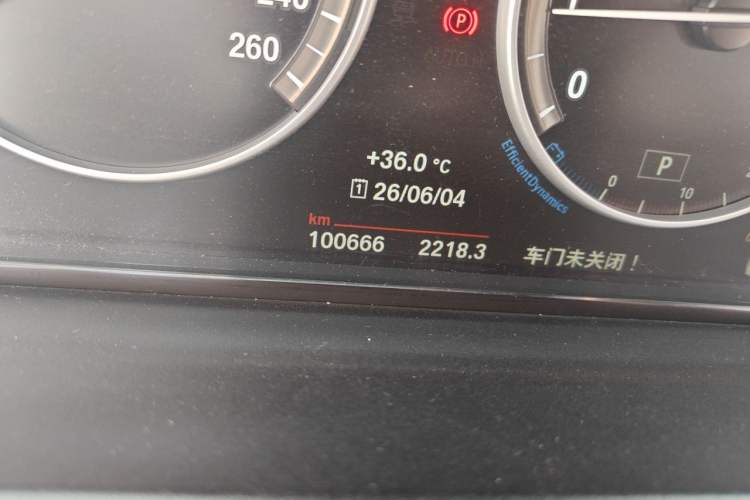 Used BMW 5 Series 2014 525Li Leading Model Odometer Close Up