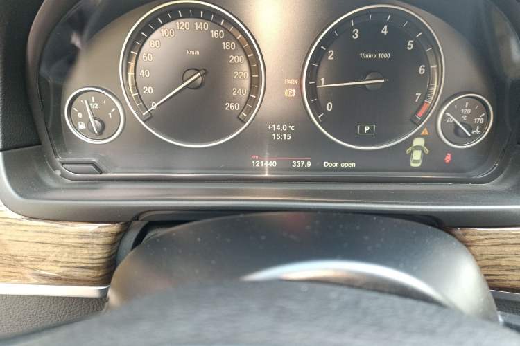 Used BMW 5 Series 2014 525Li Luxury Design Package Odometer Close Up