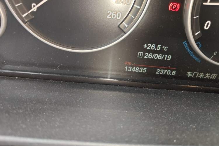 Used BMW 5 Series 2014 528Li Leading Model Odometer Close Up