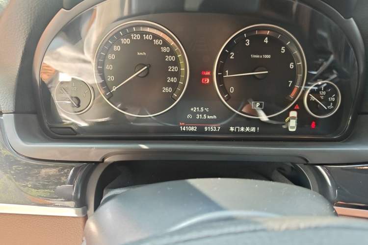 Used BMW 5 Series 2014 520Li Elegant Model Odometer Close Up