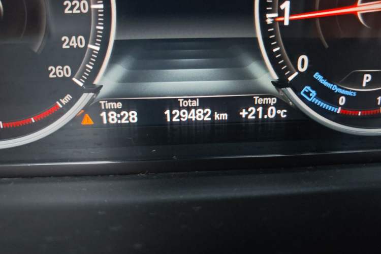 Used BMW 5 Series 2014 525Li Leading Model Odometer Close Up