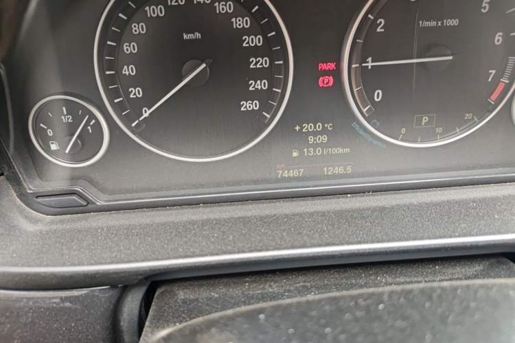 Used BMW 5 Series 2014 520Li Elegant Model Odometer Close Up