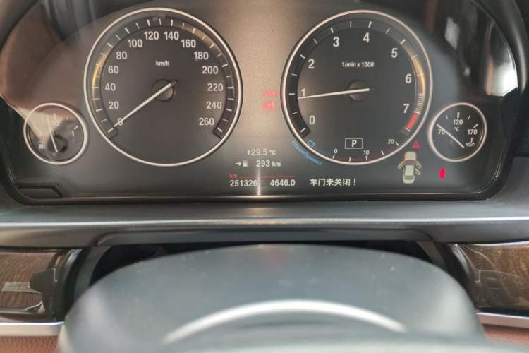 Used BMW 5 Series 2014 525Li Leading Model Odometer Close Up