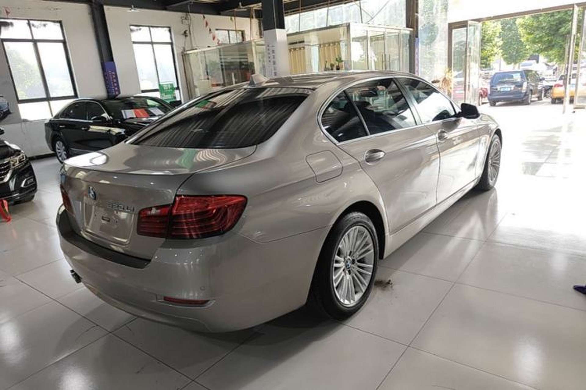Used BMW 5 Series 2014 525Li Leading Model Rear Right 45 Deg
