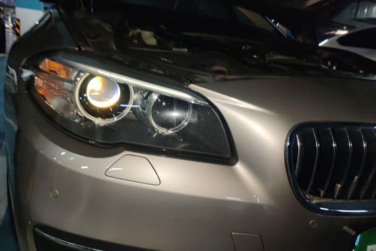 Used BMW 5 Series 2014 525Li Luxury Design Package Right Front Headlight