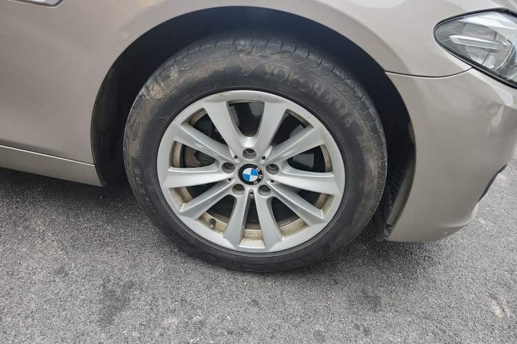 Used BMW 5 Series 2014 520Li Elegant Model Right Front Wheel Hub