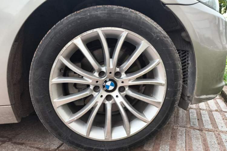 Used BMW 5 Series 2014 520Li Elegant Model Right Front Wheel Hub