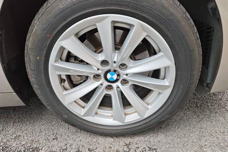 Used BMW 5 Series 2014 520Li Elegant Model Right Front Wheel Hub