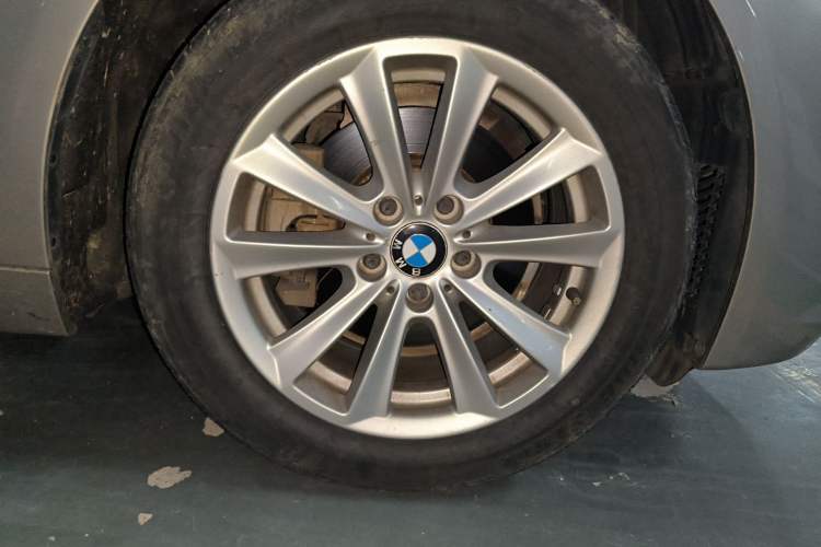 Used BMW 5 Series 2014 520Li Elegant Model Right Front Wheel Hub