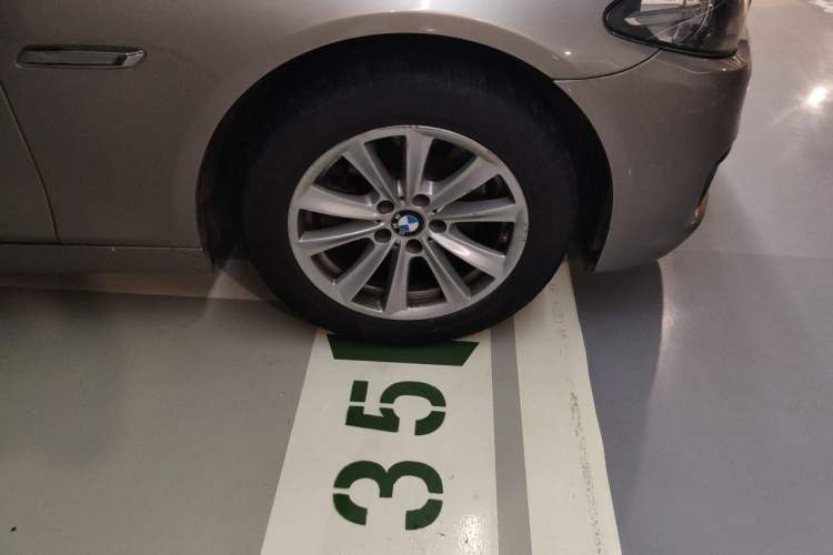 Used BMW 5 Series 2014 520Li Elegant Model Right Front Wheel Hub