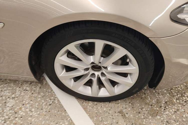 Used BMW 5 Series 2014 528Li xDrive Premium Edition Right Front Wheel Hub