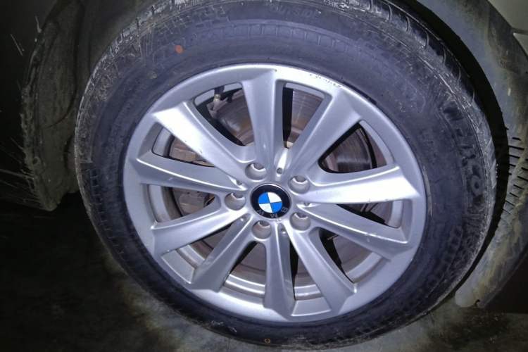 Used BMW 5 Series 2014 520Li Elegant Model Right Front Wheel Hub